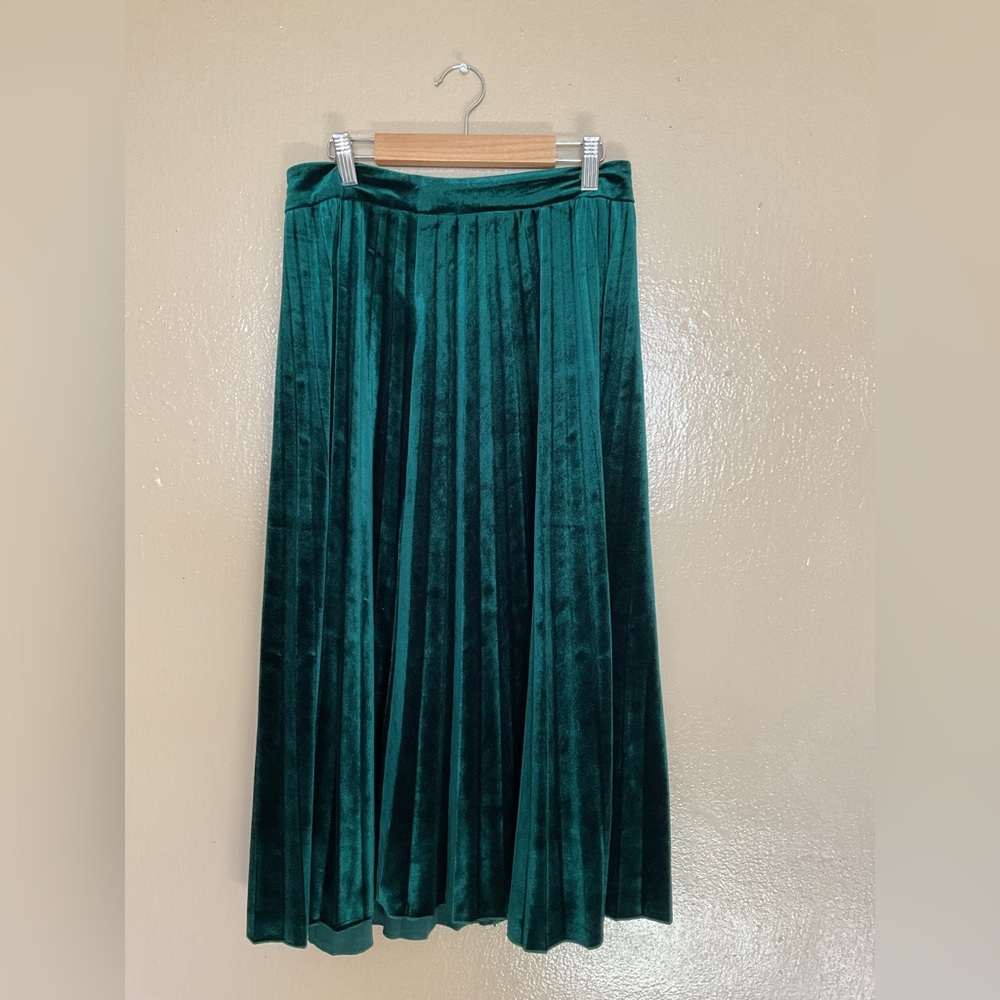 SHEIN green velvet pleaded skirt